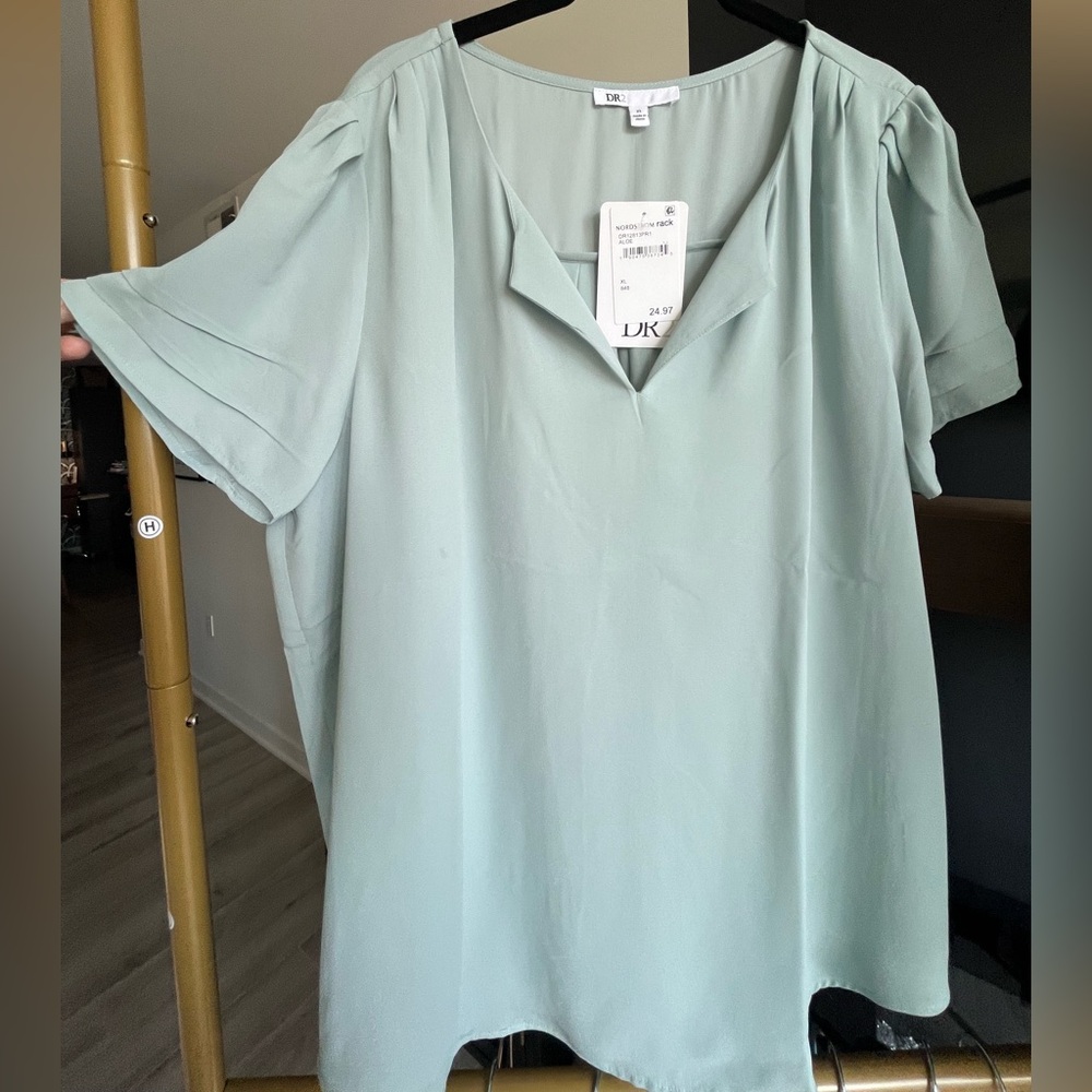 NWT Women's Light Green Top
